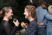Valentine (Yeelem Jappain, l.); Marion Faure (Amélie Robin, r.)