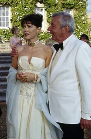 Juliet Pierce (Anja Kruse) und ihr Mann Jonathan (Günter Mack) geben ihr legendäres Sommerfest.