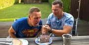Jürgen Milski (l.) und Peter Milski testen den "Ham Cooker".