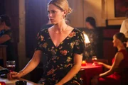 Allein an der Bar: Delfina Chaves als Máxima