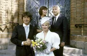 Martina und Wolfgang haben geheiratet, ebenso strahlend erinnern sich Angi und Werner an ihre eigene Hochzeit. (V.li.n.re.: Herbert Herrmann, Thekla Carola Wied, Ute Christensen, Peter Weck).