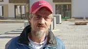 Familienvater Dieter ist nun schon seit über drei Jahren auf Jobsuche. Die Misserfolge in der Vergangenheit haben dem 54-Jährigen zugesetzt. Er möchte endlich wieder arbeiten, doch die vielen Absagen haben ihn verunsichert.