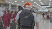 Die Weihnachtsferien sind die geschäftigste Zeit im Kalender des Flughafens von Sydney. Es herrscht eine festliche Stimmung, und die Polizei hat es mit Tausenden von Menschen zu tun, die es eilig haben, ihre Urlaubsziele sicher zu erreichen.