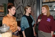 Jessica (Nina Ensmann, M.) merkt, dass Tonis (Olivia Marei, r.) Pläne Nina (Maria Wedig) mehr umtreibt, als sie zugibt.