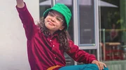 Maxi (Kiana Ben Attou) gibt alles, um ans Einstein zu kommen, Avas Fahrradkette ist ihr dabei sehr nützlich.