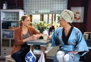 ARD ROTE ROSEN FOLGE 1517, am Donnerstag um 14:10 Uhr im ERSTEN. Britta (Jelena Mitschke, l.) gesteht sich ein, dass ihre Eifersucht nur ein weiteres Symptom ihrer kriselnden Beziehung ist (mit Sandra Speichert, r.).