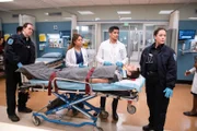 v.h.l.: unbekannter Darsteller, Dr. Claire Brown (Antonia Thomas), Dr. Neil Melendez (Nicholas Gonzalez), EMT (Juliana Wimbles) und vorne Zack Cordell (Greg Calderone).