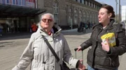 Janine (re.) freut sich, dass ihre Oma Karin endlich da ist; Janine (re.) freut sich, dass ihre Oma Karin endlich da ist