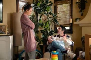 Ava Bartlett (Kaley Cuoco, l.); Nathan Bartlett (Chris Messina, r.)