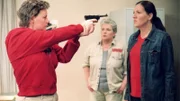 Melanie (Sigrid M. Schnückel, li.) bedroht Walter (Katy Karrenbauer, re.), weil sie glaubt, dass Walter die Waffen vernichtet hat. (hi. Barbara Freier)