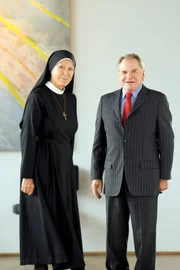 Die Mutter Oberin möchte nicht, dass Wöller ihren Wahlkampf unterstützt (v.li.: Gaby Dohm, Fritz Wepper).