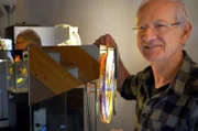 Ulrich Karl arbeitet an der Lampe seines Traumstern-Kaleidoskops.