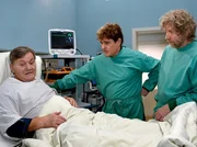Rocky (Frank Schöbel, Mitte) und Johnny (Christian Steyer) haben begriffen, dass Mannie (Klaus Manchen, links) sein Leben für die Band riskiert hat. Als sie ihm sagen, dass sie die Tournee erst mal auf Eis gelegt haben, ist plötzlich Mannie derjenige, der seinen Freunden rät, sich einen anderen Bassisten zu suchen. Er will ihren Traum nicht kaputt machen.