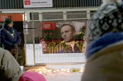 Die Nachricht vom Tod Alexej Nawalnys führt zu einer spontanen Demonstration vor dem russischen Konsulat.