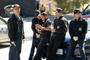 L-R: Jimmy Palmer (Brian Dietzen), NCIS Special Agent Jessica Knight (Katrina Law), Special Agent Nicholas 'Nick' Torres  (Wilmer Valderrama), Special Agent Timothy McGee (Sean Murray), und FBI Special Agent Alden Parker (Gary Cole).