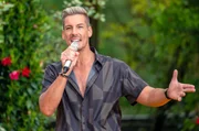 Mit kraftvoller Stimme und energiegeladener Show am Start: Norman Langen gibt bei "Immer wieder Sonntags" Gas - live übertragen aus dem Europapark in Rust.