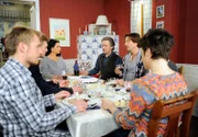 ARD ROTE ROSEN FOLGE 1520, am Dienstag (25.06.13) um 14:10 Uhr im ERSTEN. Jan (Timothy Peach, 3.v.r.) macht seinem Unmut Luft, als Claudia wieder zum Thema des Rosenhausessens wird (mit Niklas Osterloh, l., Bo Hansen, 2.v.l., Sandra Speichert, 3.v.l., Alexandra Horn, r. und Hakim-Michael Meziani, 2.v.r.) .