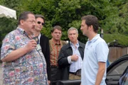 Robert Lappich (Jan Messutat, r.) kann den beiden Kommissaren Hofer (Joseph Hannesschläger, l.) und Torsten Voß (Robert Lohr, 2.v.l.) auch nicht erklären, wie die Leiche in den Kofferraum seines Wagens kommt. Ebenso interessiert hören Alpenvereinschef Hermann Sauter (Christian Spatzek, m.) und der Apotheker Manfred Meissner (Roberto Widmer), beide Freunde des Toten, zu.