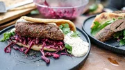 Ein Klassiker neu interpretiert: Tariks Reh-Kebab mit Rotkohlsalat. Ein Klassiker neu interpretiert: Tariks Reh-Kebab mit Rotkohlsalat.