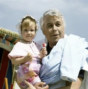 Um Franziska (Frauke Tholen) bemüht sich Werner (Peter Weck) besonders, denn schließlich ist sie die Jüngste und dazu noch seine eigene Tochter.