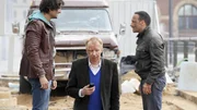 Ben (Tom Beck, l.) und Semir (Erdogan Atalay, r.) glauben, dass der Anschlag ihnen galt. Sie wollen Markwart (Ludger Pistor) zurück in seine Praxis bringen.