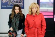 Joanne Schwartz (Beth Triffon, l.); Beverly Goldberg (Wendi McLendon-Covey)
