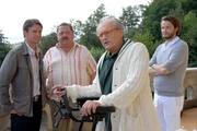 Krug und der Ermordete waren Prozessgegner und nun fragen sich die Cops Voß (Robert Lohr, li.) und Hofer (Joseph Hannesschläger, 2.v.li.), ob Prof. Albert Krug (Dietrich Mattausch, 2.v.re.) und sein Pfleger Ernst Feldmann (Roman Schmelzer) etwas mit dem Mord zu tun haben.