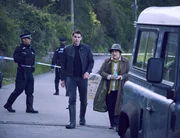 DS Aiden Healy (Kenny Doughty, 2.v.r.); DCI Vera Stanhope (Brenda Blethyn, r.)