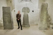 Alice Roberts mit 3 Steinkreuzen in der Kirche von Llantwit Major