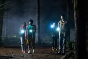 Ohne Meg machen sich Kaz (Maiya Silveston), Glen (Krish Misra), Bea (Aoife Hughes) und Louis (Oliver Cunliffe, von links) auf den Weg zum Stein. Sie wollen ihn aktivieren und wissen, was passiert, wenn sie in den Lichtstrahl eintreten.