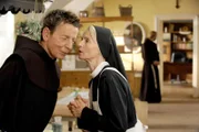 Bruder Benedict (Michael Tregor) versucht Schwester Agnes (Emanuela von Frankenberg) auszuhorchen.
