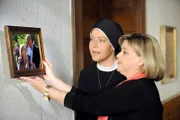 Mit Lehmanns Foto will Frau Laban Wöller ärgern (v.li.: Janina Hartwig, Andrea Wildner).