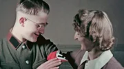 Die zweiteilige Dokumentation zeigt seltene Farbaufnahmen aus Berlin und Brandenburg während der Zeit des Nationalsozialismus. Gedreht nicht von professionellen Wochenschaukameramännern, sondern von Hobbyfilmern jenseits der offiziellen NS-Propaganda. Private Bilder vom Alltag in Berlin und Brandenburg während der NS-Zeit, aufschlussreich und beklemmend. - Hanns Jr. Burscher und Mutter Martha Burscher