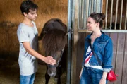 Vanessa (Olivia Müller-Elmau, r.) hat zwar nicht viel übrig für Pferde, dafür aber um so mehr für Jens Dausinger (Niklas Nißl, l.).