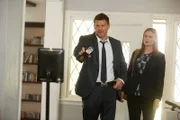 Booth (David Boreanaz) und Brennan (Emily Deschanel) versuchen herauszufinden, wer den Millionär und Spieleentwickler Robertson auf dem Gewissen hat.