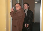 Die beiden Polizeibeamten Bongartz (Max Gertsch) und Kehler (Wolfgang Bathke) sind einem Verdächtigen auf der Spur, der einen Journalisten getötet haben soll.