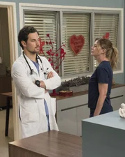 Dr. Andrew DeLuca (Giacomo Gianniotti, l.); Dr. Meredith Grey (Ellen Pompeo, r.)