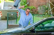 Helmut Brehm (Joachim Raaf) lässt seine Wut an Björn Rothes Wagen aus.