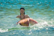 Weilan (Linda Ngo, l.) hatte ihre Zweifel, dass Ondina unentdeckt aus dem Mondsee fliehen kann. Aber Ondina (Isabel Durant, r.) hat es in letzter Minute geschafft und taucht bei Weilan auf.