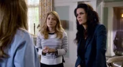 V.l.: Angela Rizzoli (Lorraine Bracco, Rückansicht), Maura Isles (Sasha Alexander), Jane Rizzoli (Angie Harmon)