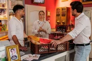Theo (Julius Dombrink, l.) lässt alles stehen und liegen, um Cecilia (Carina Koller) bei der Suche nach ihrem verlorenen Ehering zu helfen. Rechts Paco (Milos Vukovic)