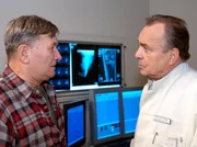 "Mannie" Schneider (Klaus Manchen, links) bittet Professor Simoni (Dieter Bellmann) darum, die Operation, trotz aller Risiken, durchzuführen. Er erklärt Simoni, dass das Leben für ihn keinen Sinn mehr macht - für ihn ist die "Auferstehung" seiner Band die letzte Chance.