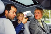 Brandauer (Jan-Josef Liefers) hat Daniel (Frederick Lau) als Geisel genommen. Damit hat er dessen Tante Gudrun (Ruth Reinecke) in der Hand.
