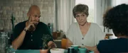 Felix (Junes Callaert) im Gespräch mit seinem Vater (Stan Van Samang) und seiner Oma (Ann Tuts).