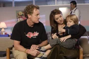 Jordan (Christa Miller, M.) macht Dr. Cox (John C. McGinley, l.) Vorwürfe, da er ihrem Sohn Jack (Andrew Miller, r.) gegenüber zu offen und unverblümt ist ...