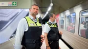 „Allein durch unsere Anwesenheit kommen die Leute nicht auf dumme Gedanken.“ Daniel und Fotios von der Hamburger Hochbahn-Wache im Einsatz unter der Stadt.