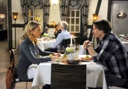 ARD ROTE ROSEN FOLGE 1518, am Freitag um 14:10 Uhr im ERSTEN. Ben (Hakim-Michael Meziani, r.) und Britta (Jelena Mitschke, l. mit Komparsen) liegen im Dauerstreit. Beide fühlen sich durch den Alltag zermürbt und suchen die Lösung bei einem ruhigen Gespräch.