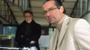 Pfeiffer (Helmut Zierl, re.) will sich Kalischs (Andreas Maria Schwaiger) Vorschläge nicht anhören.