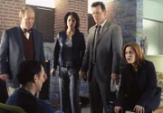 Dr. John Reits (John Aylward, l.), Monica Reyes (Annabeth Gish, 2.v.l.), John Doggett (Robert Patrick, 2.v.r.) und Dana Scully (Gillian Anderson, r.) sind fasziniert von Oliver Martin (Michael Emerson), dem "Mozart der Psychokinese", wie er von Dr. Reits genannt wird.