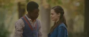 Theo (Eloise Little, r.) und Will (Nana Agyeman-Bediako, l.) mögen sich - auch wenn sie ihre Gefühle füreinander lieber für sich behalten.